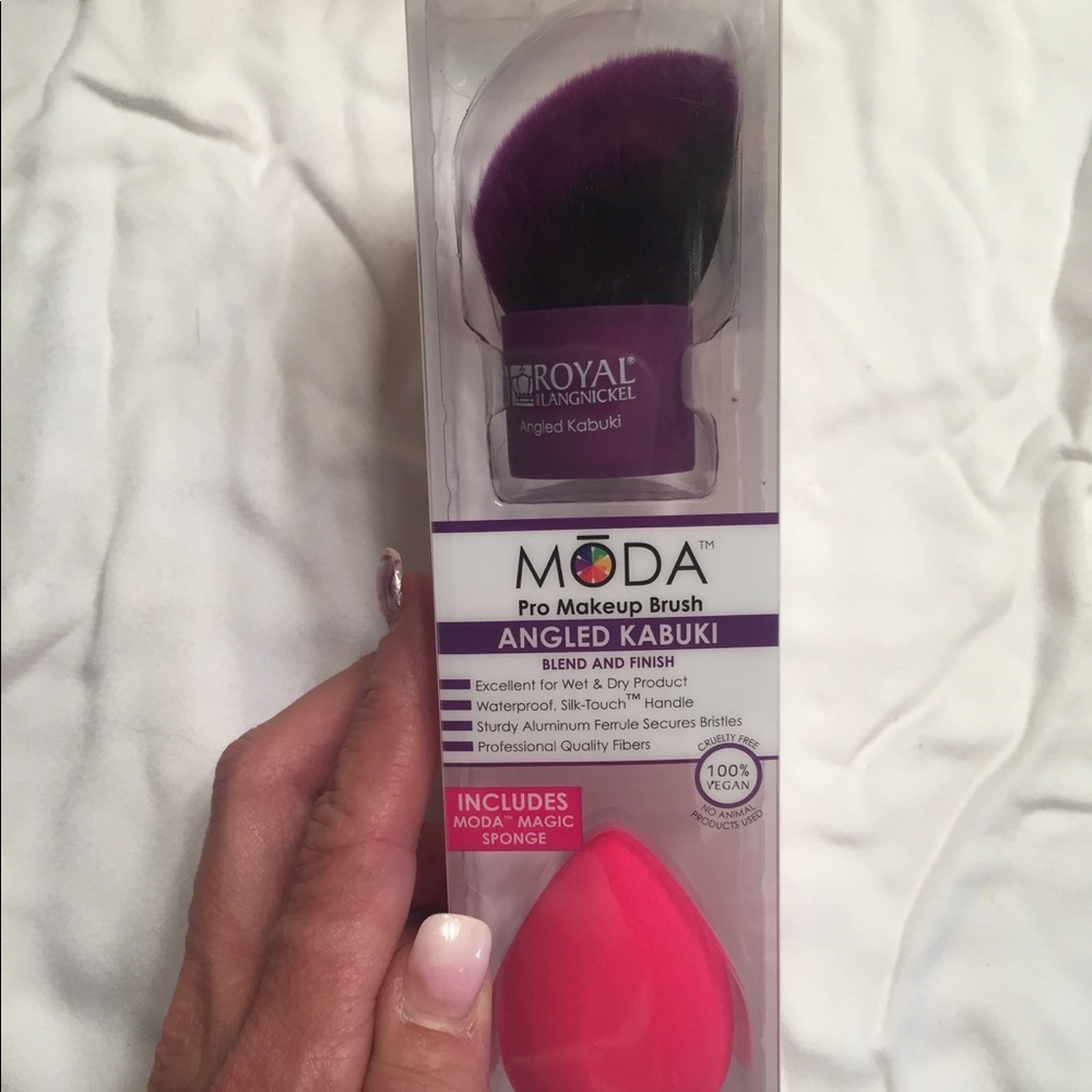 💜Make an offer💜MODA Angled Kabuki with sponge